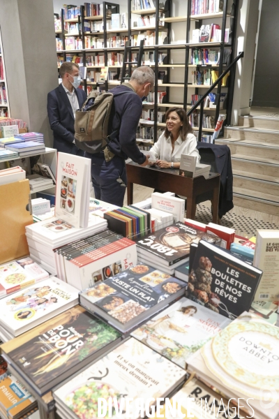 Anne hidalgo dedicace son livre a la librairie le divan