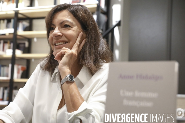 Anne hidalgo dedicace son livre a la librairie le divan