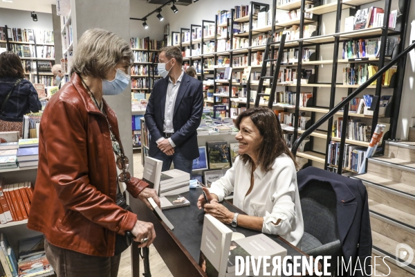 Anne hidalgo dedicace son livre a la librairie le divan