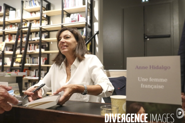 Anne hidalgo dedicace son livre a la librairie le divan