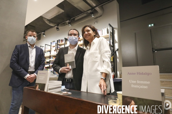 Anne hidalgo dedicace son livre a la librairie le divan