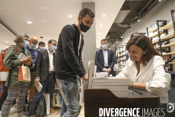 Anne hidalgo dedicace son livre a la librairie le divan