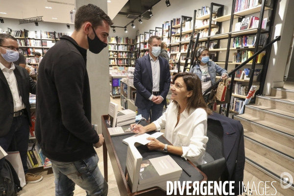 Anne hidalgo dedicace son livre a la librairie le divan