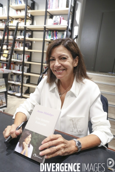 Anne hidalgo dedicace son livre a la librairie le divan