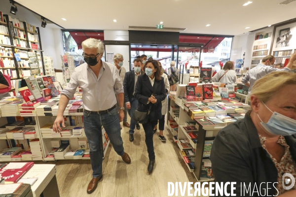 Anne hidalgo dedicace son livre a la librairie le divan