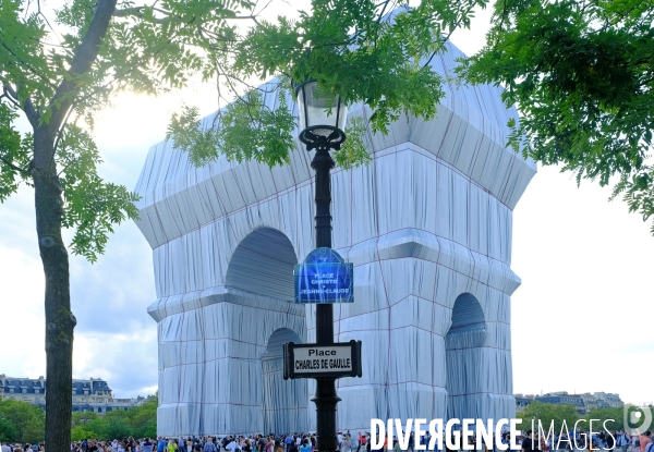 L arc de triomphe empaqueté par Christo et Jeanne-Claude. Série 1