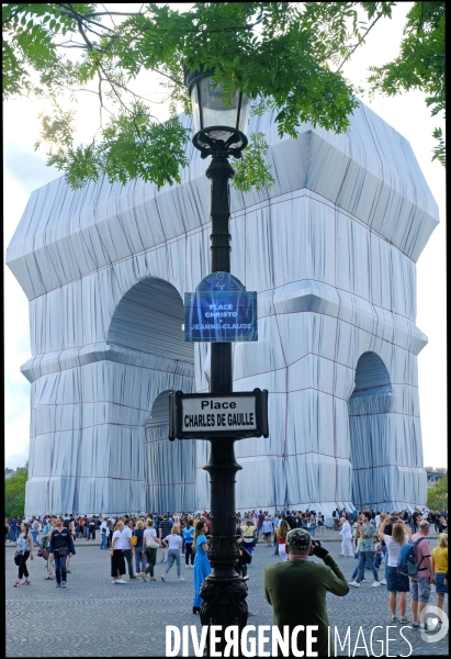 L arc de triomphe empaqueté par Christo et Jeanne-Claude