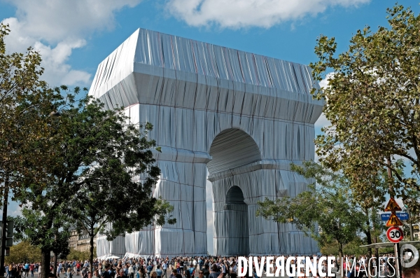 L arc de triomphe empaqueté par Christo et Jeanne-Claude