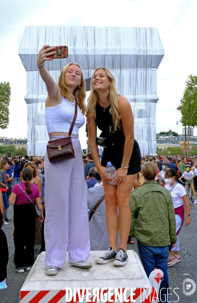 L arc de triomphe empaqueté par Christo et Jeanne-Claude