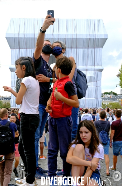 L arc de triomphe empaqueté par Christo et Jeanne-Claude