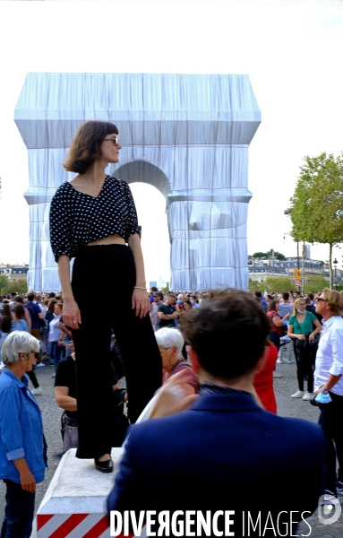 L arc de triomphe empaqueté par Christo et Jeanne-Claude