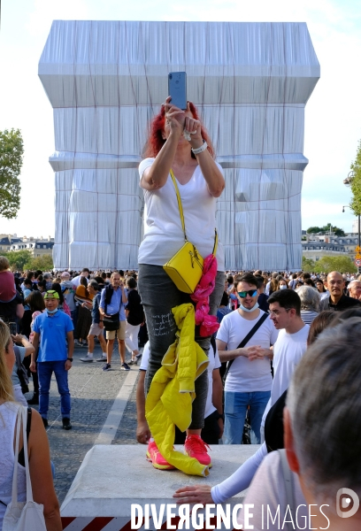 L arc de triomphe empaqueté par Christo et Jeanne-Claude