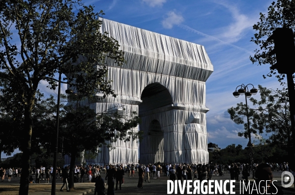 L arc de triomphe empaqueté par Christo et Jeanne-Claude