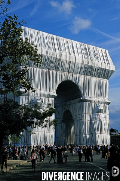 L arc de triomphe empaqueté par Christo et Jeanne-Claude