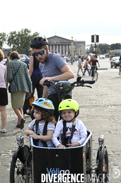 Journée sans voitures à Paris, contre la pollution de l air.