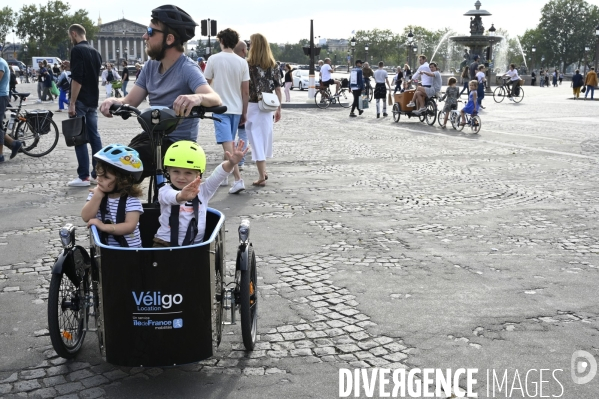 Journée sans voitures à Paris, contre la pollution de l air.