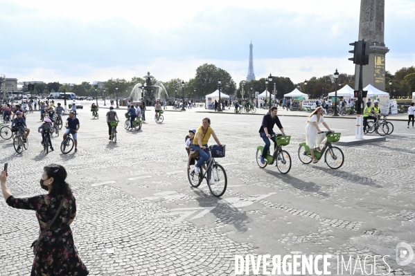 Journée sans voitures à Paris, contre la pollution de l air.