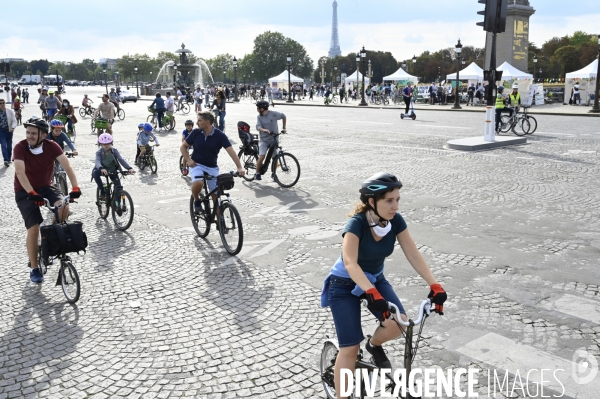 Journée sans voitures à Paris, contre la pollution de l air.