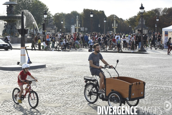 Journée sans voitures à Paris, contre la pollution de l air.
