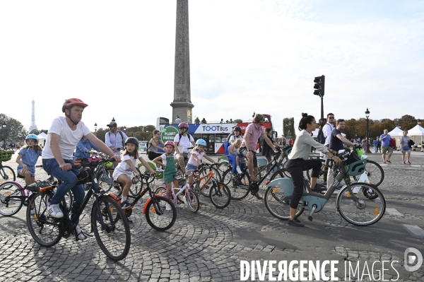 Journée sans voitures à Paris, contre la pollution de l air.