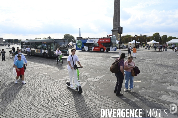 Journée sans voitures à Paris, contre la pollution de l air.