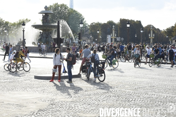 Journée sans voitures à Paris, contre la pollution de l air.