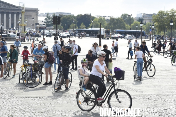 Journée sans voitures à Paris, contre la pollution de l air.