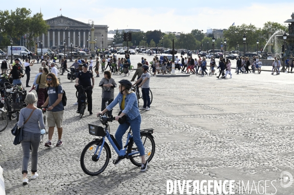 Journée sans voitures à Paris, contre la pollution de l air.