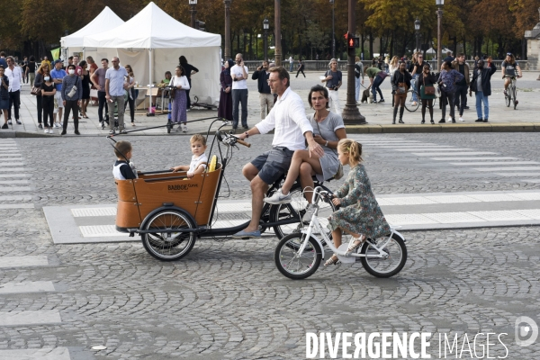 Journée sans voitures à Paris, contre la pollution de l air.