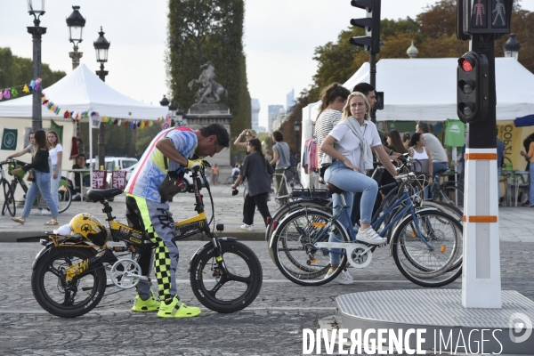 Journée sans voitures à Paris, contre la pollution de l air.