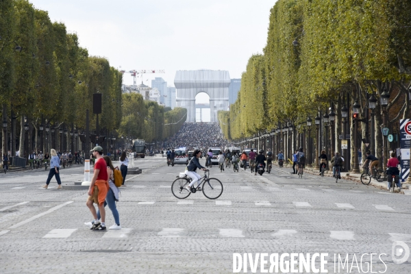 Journée sans voitures à Paris, contre la pollution de l air.