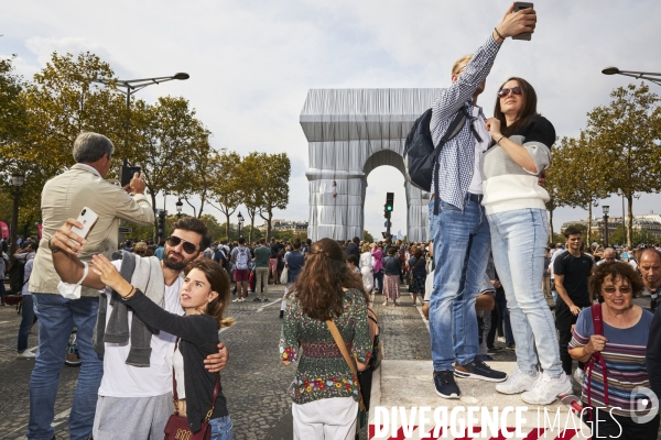 Christo Mania sur les Champs Elysées