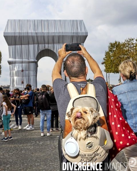 Christo Mania sur les Champs Elysées