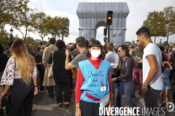 Christo Mania sur les Champs Elysées