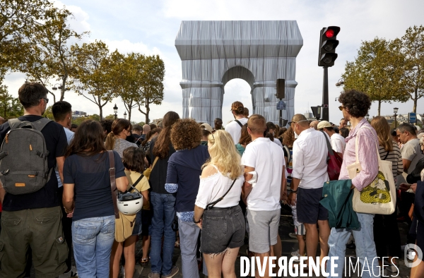 Christo Mania sur les Champs Elysées