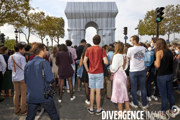 Christo Mania sur les Champs Elysées