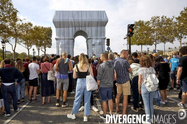 Christo Mania sur les Champs Elysées