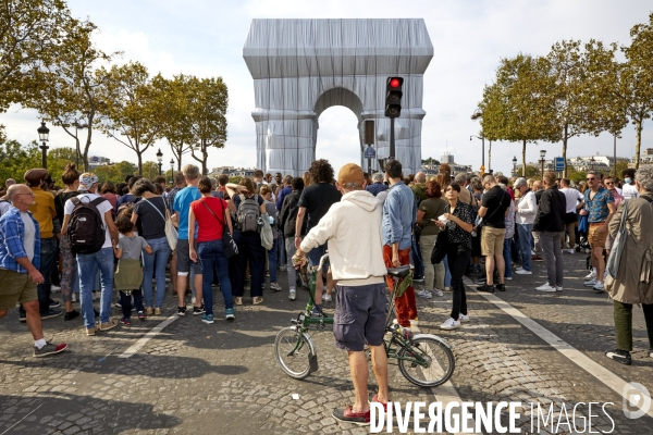 Christo Mania sur les Champs Elysées