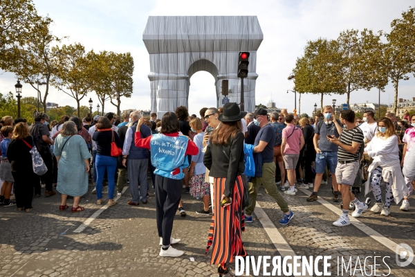 Christo Mania sur les Champs Elysées