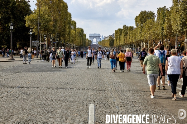 Christo Mania sur les Champs Elysées