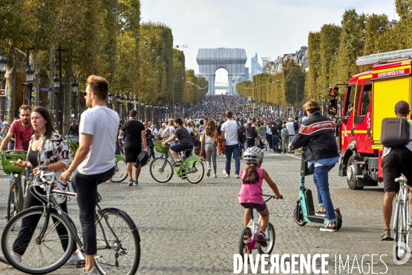 Christo Mania sur les Champs Elysées