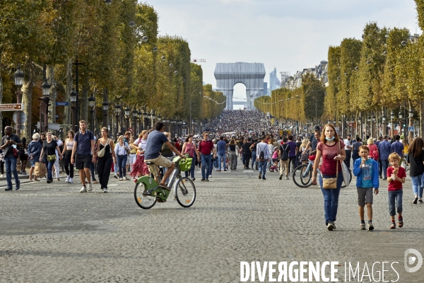 Christo Mania sur les Champs Elysées