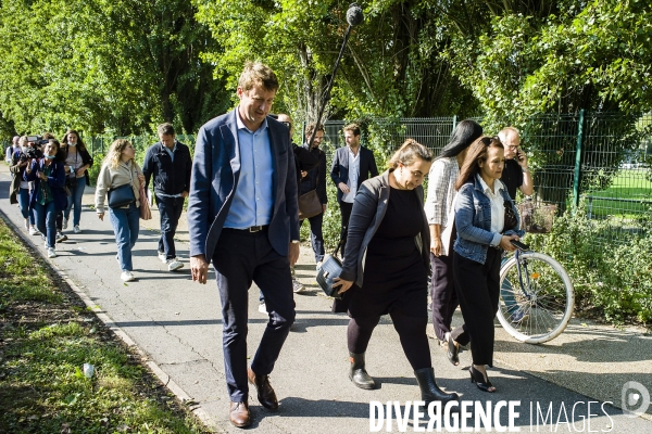 Yannick Jadot visite Cycle terre à Sevran.