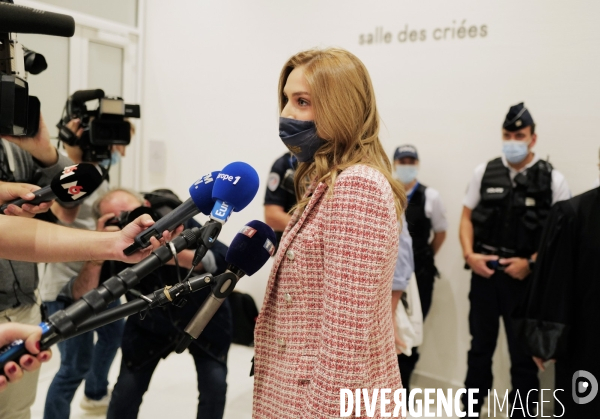 Huit personnes jugées après des tweets antisémites contre Miss Provence