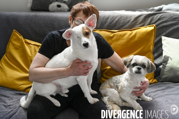 Valérie, militante pour la protection animale, avec ses chiens rescapés.