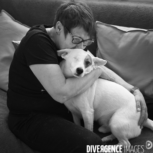 Valérie, militante pour la protection animale, avec ses chiens rescapés.