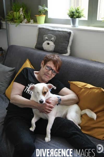 Valérie, militante pour la protection animale, avec ses chiens rescapés.