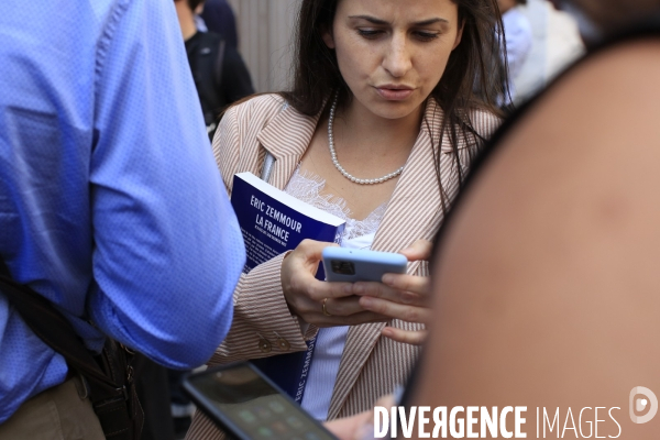 Nice le 18/09/2021 Eric Zemmour en visite à Nice et de ses lecteurs. Devant le palais des Congrés une file d attente de lecteurs de Zemmour pour assister à sa conference. 1200 personnes etaient presentes dans la salle.