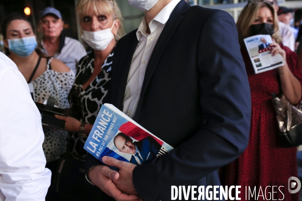 Nice le 18/09/2021 Eric Zemmour en visite à Nice et de ses lecteurs. Devant le palais des Congrés une file d attente de lecteurs de Zemmour pour assister à sa conference. 1200 personnes etaient presentes dans la salle.