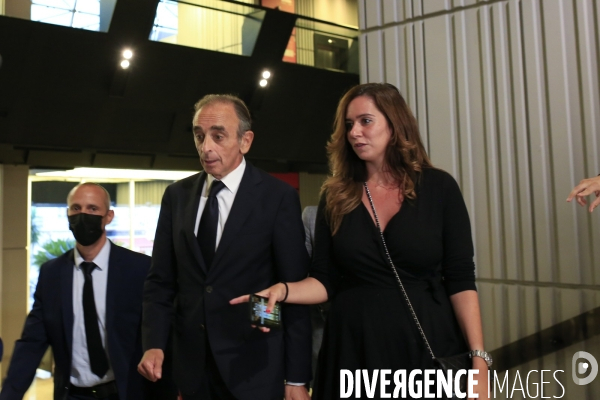 Nice le 18/09/2021 Eric Zemmour en visite à Nice et de ses lecteurs s apprete à entrer dans la salle ou le public l attend , à ses cotés  Sarah Knafo 27 ans conseillere de Zemmour